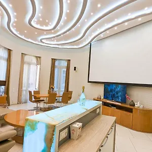 Prime Downtown Luxury Condo, Private Spa, Cinema, Patio Apartment